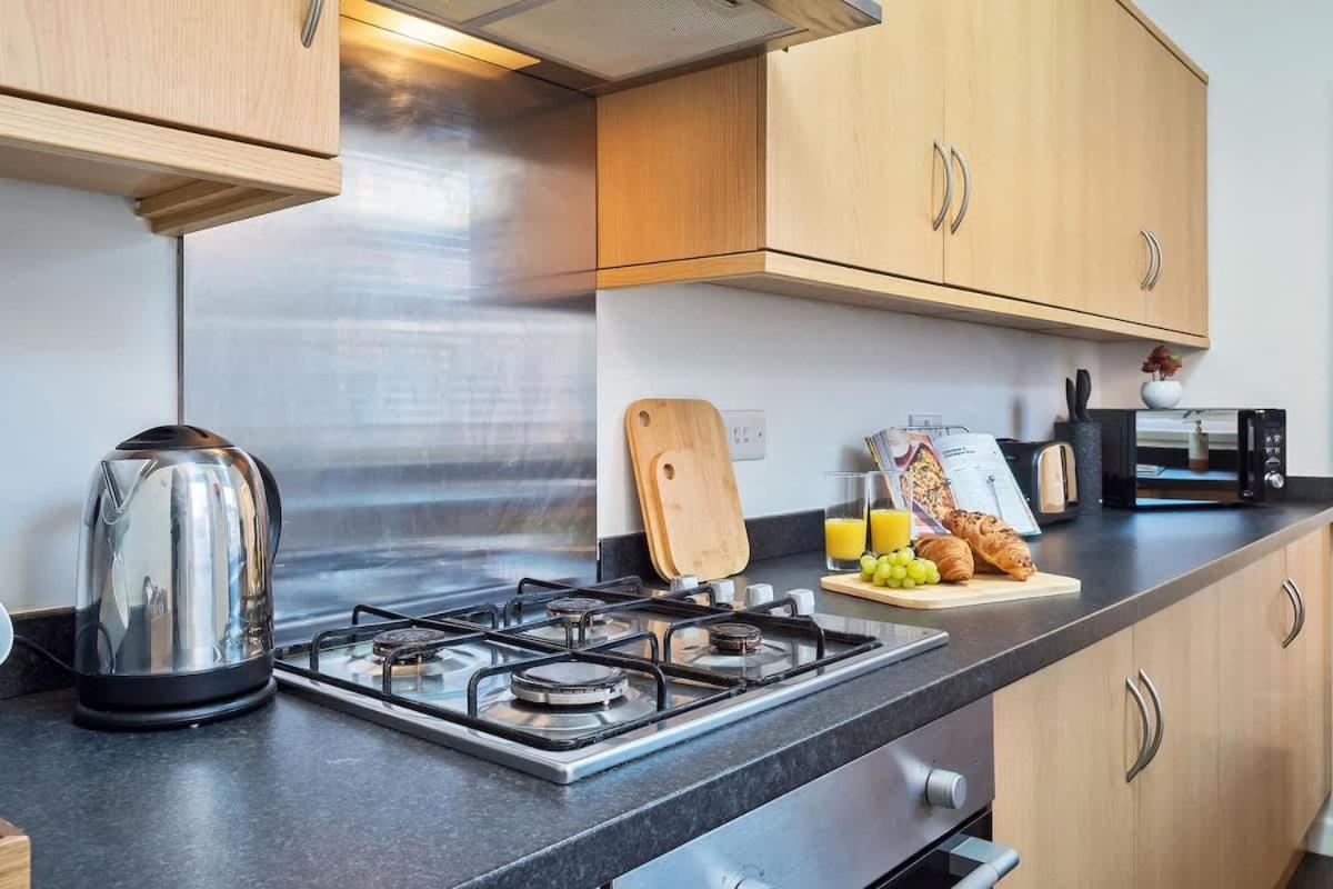 Nursery House By Truestays - 3 Bedroom House In Stoke-On-Trent Екстер'єр фото